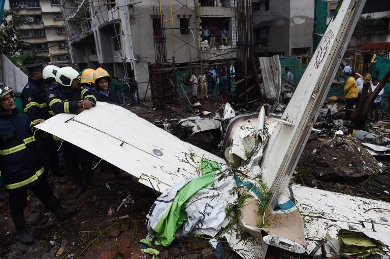 Queda de avi&atilde;o deixa 5 mortos em Mumbai