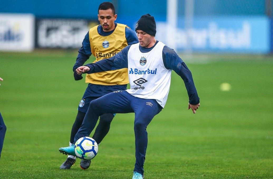 Sa&iacute;da de Arthur faz Gr&ecirc;mio acelerar busca por novo volante na base 