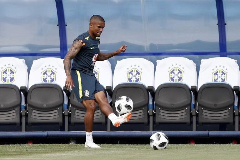 Douglas Costa treinou nesta sexta-feira