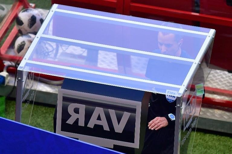 &Aacute;rbitro de v&iacute;deo foi usado 335 vezes durante primeira fase da Copa