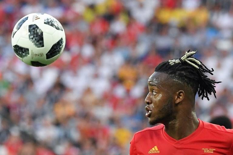 Michy Batshuayi recebeu uma bolada no rosto... de um chute que ele mesmo deu