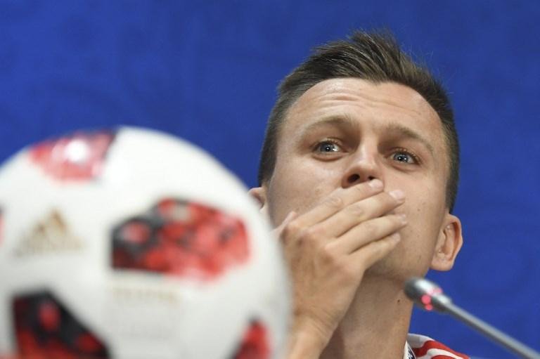 Cheryshev fez cara de descontente, mas respondeu educadamente em espanhol
