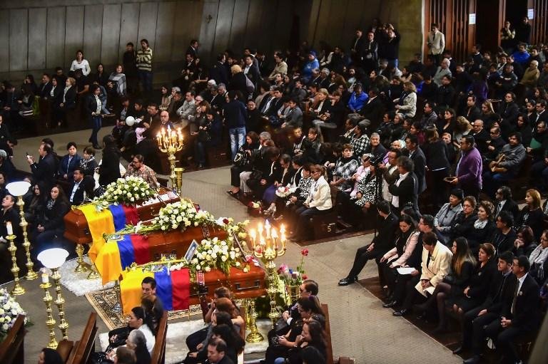 Equador sepulta corpos de equipe de imprensa assassinada na Col&ocirc;mbia