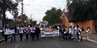 Passeata em Pelotas pede paz entre jovens após morte violenta de estudante de 16 anos