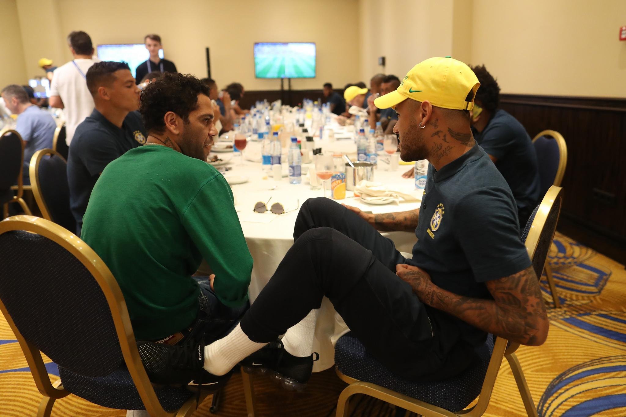 Daniel Alves conversou com Neymar antes de jogo contra a S&eacute;rvia