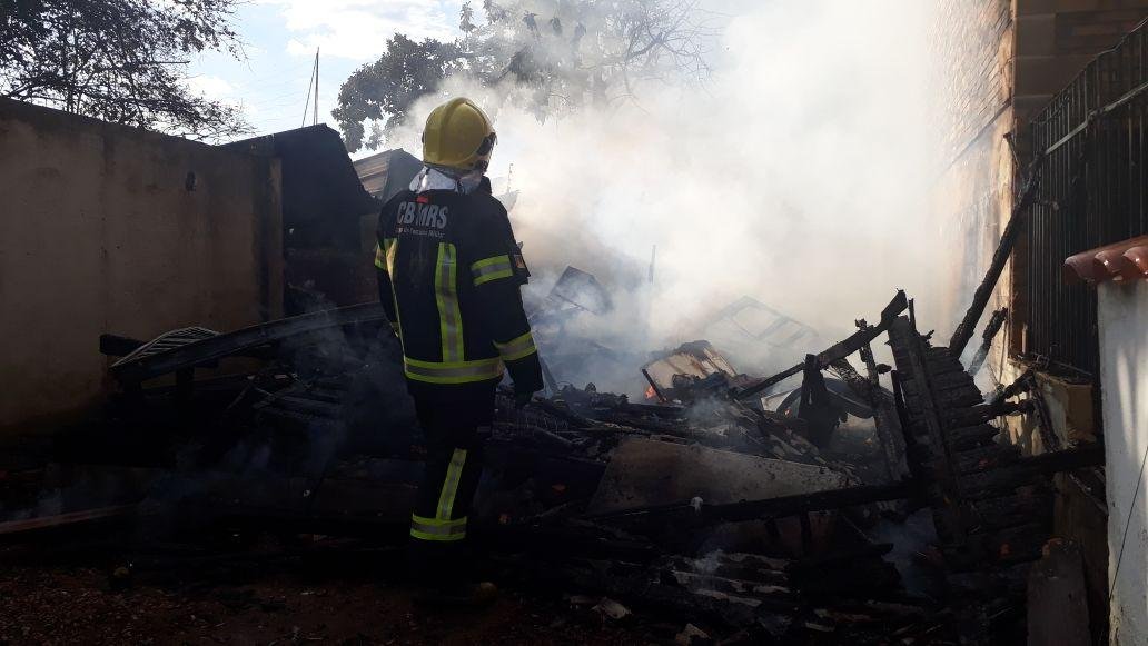 Inc&ecirc;ndio destruiu duas casas na zona Leste de Porto Alegre