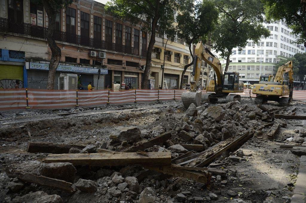 Escava&ccedil;&otilde;es arqueol&oacute;gicas, que antecedem a instala&ccedil;&atilde;o do &uacute;ltimo trecho do Ve&iacute;culo Leve sobre Trilhos, apontam cemit&eacute;rio de escravos