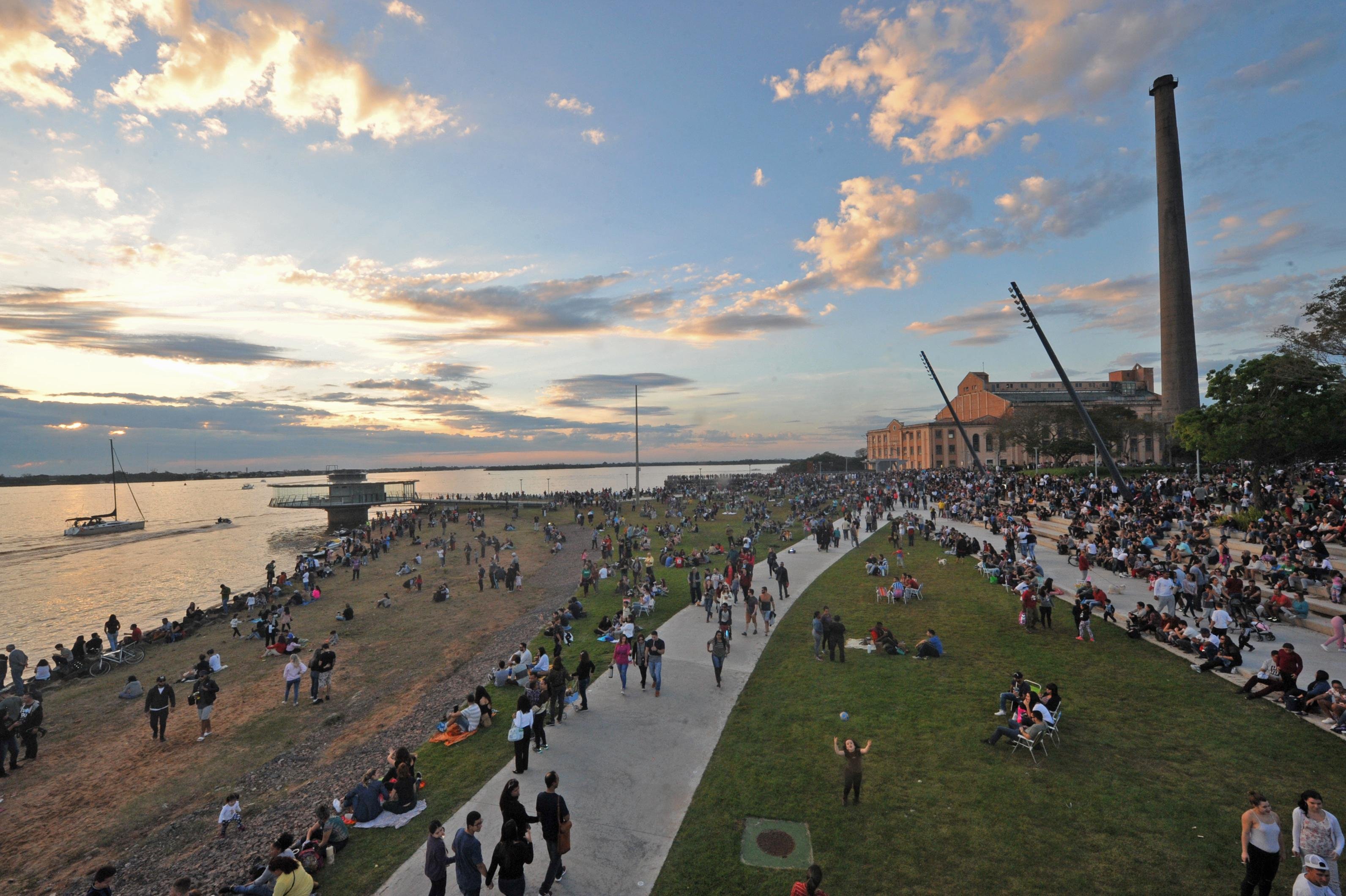 Porto-alegrenses aproveitam domingo de sol para conhecer a nova orla do Gua&iacute;ba