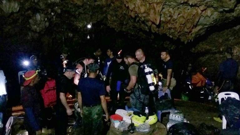 Oficial da marinha informou que equipes estariam a menos de 600 metros da localiza&ccedil;&atilde;o dos adolescentes