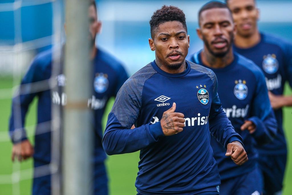 Jogadores realizaram longas corridas nesta segunda-feira