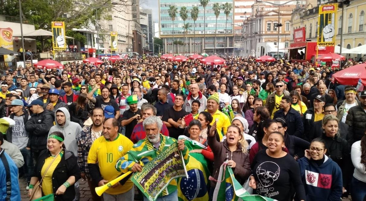 P&uacute;blico em Porto Alegre se re&uacute;ne para assistir ao jogo do Brasil 