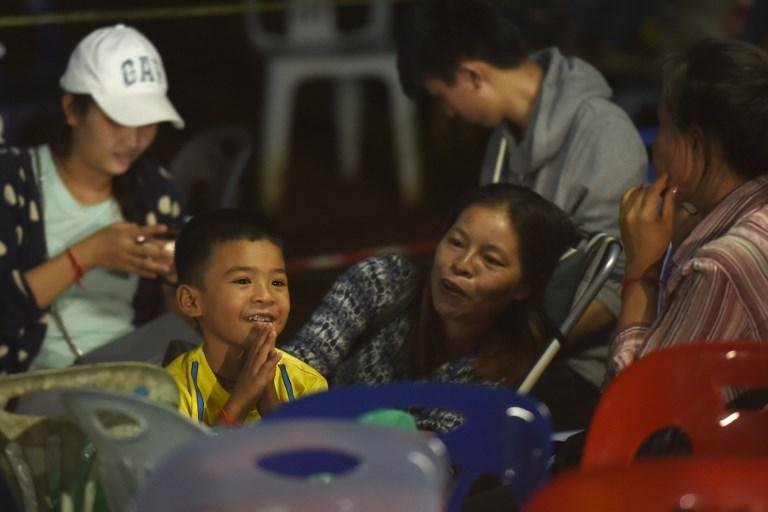 Fam&iacute;lias comemoram resgate de crian&ccedil;as