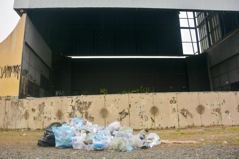Lixo na regi&atilde;o do anfiteatro &eacute; motivo de reclama&ccedil;&atilde;o de usu&aacute;rios