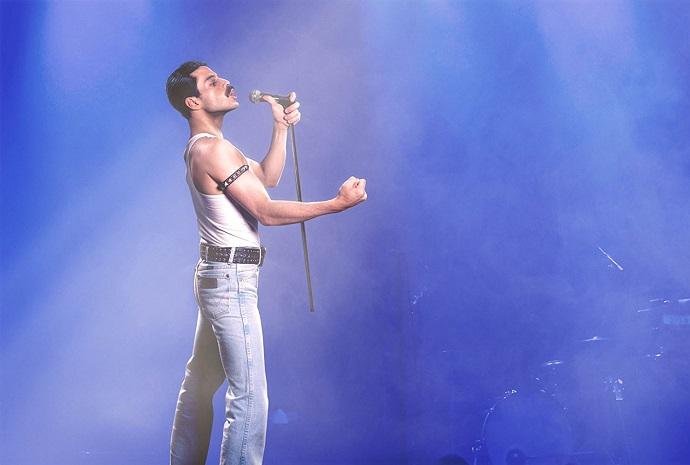 Rami Malek interpreta Freddie Mercury no filme