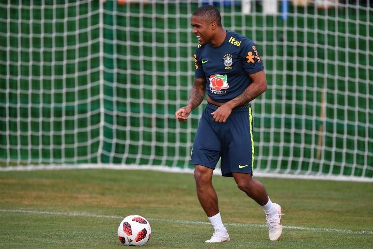 Douglas Costa dever&aacute; ficar &agrave; disposi&ccedil;&atilde;o de Tite para jogo com a B&eacute;lgica