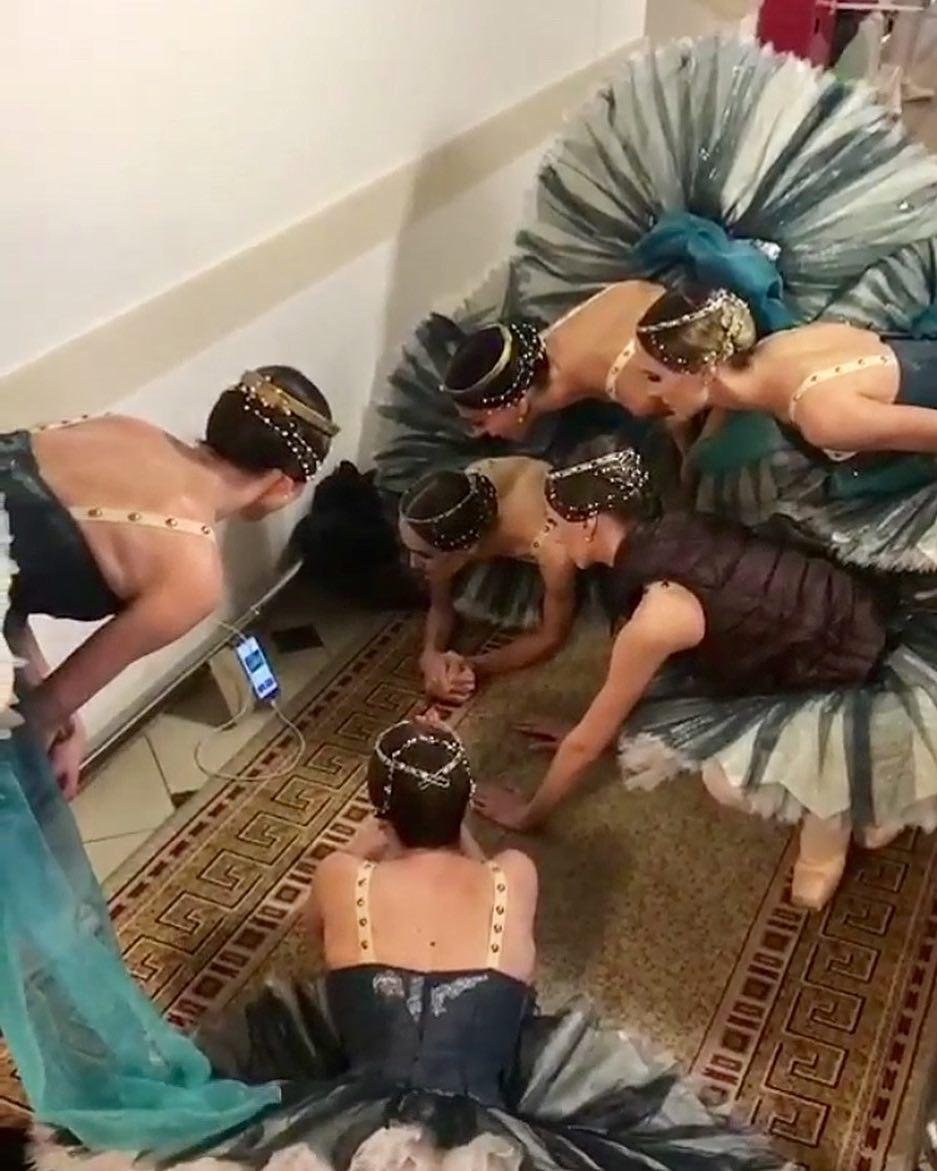 Bruna Gaglianone registrou companheiras russas assistindo &agrave; partida pelo celular