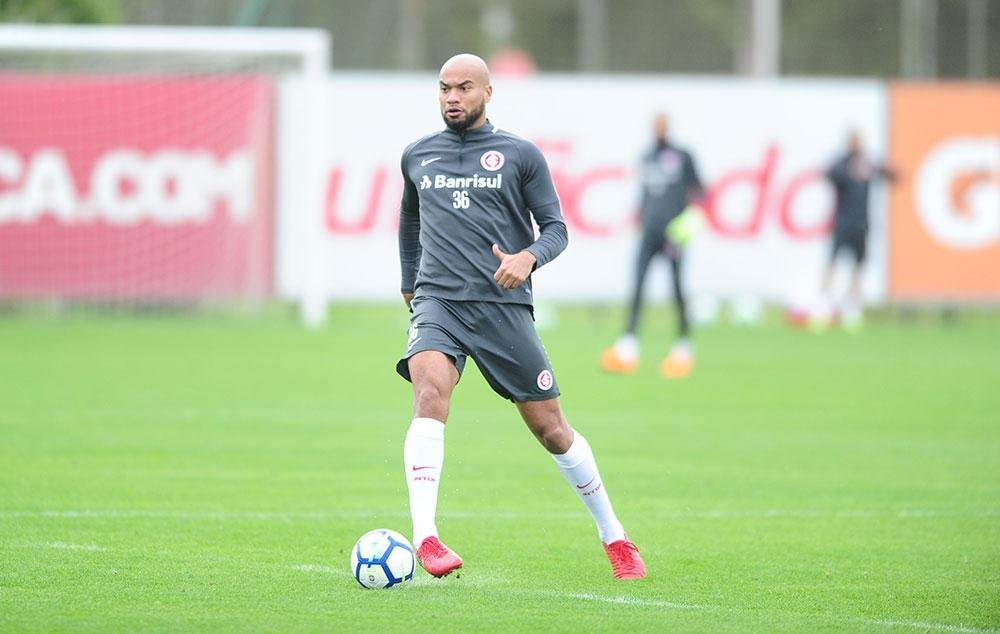 Moledo sentiu um desconforto muscular, deixou o treino, mas est&aacute; na lista para Atibaia