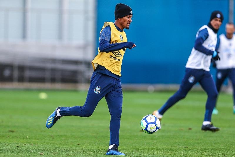 Ja&iacute;lson se disse satisfeito com perman&ecirc;ncia no Gr&ecirc;mio