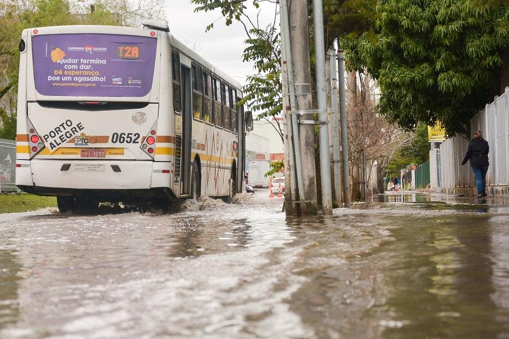 &Aacute;gua parada da chuva da segunda-feira seguia complicando o tr&acirc;nsito na rua 18 de Novembro, no bairro Navegantes