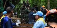 Tailândia corre contra o tempo para resgatar meninos presos em caverna 