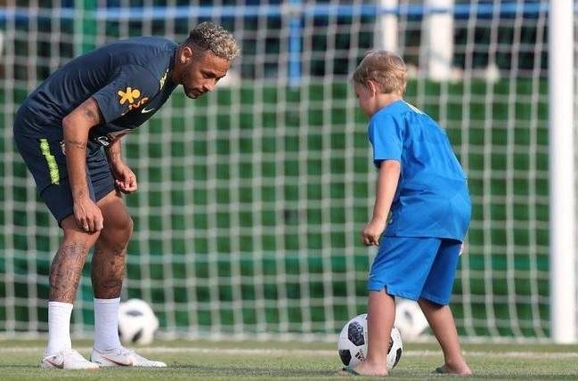 Neymar brinca com o filho Davi Lucca na R&uacute;ssia