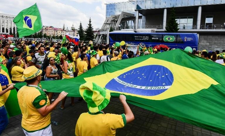 Torcida recebe a Sele&ccedil;&atilde;o com festa em Kazan