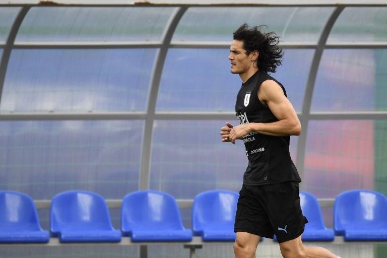 Cavani fez exerc&iacute;cios com a bola e correu por alguns minutos