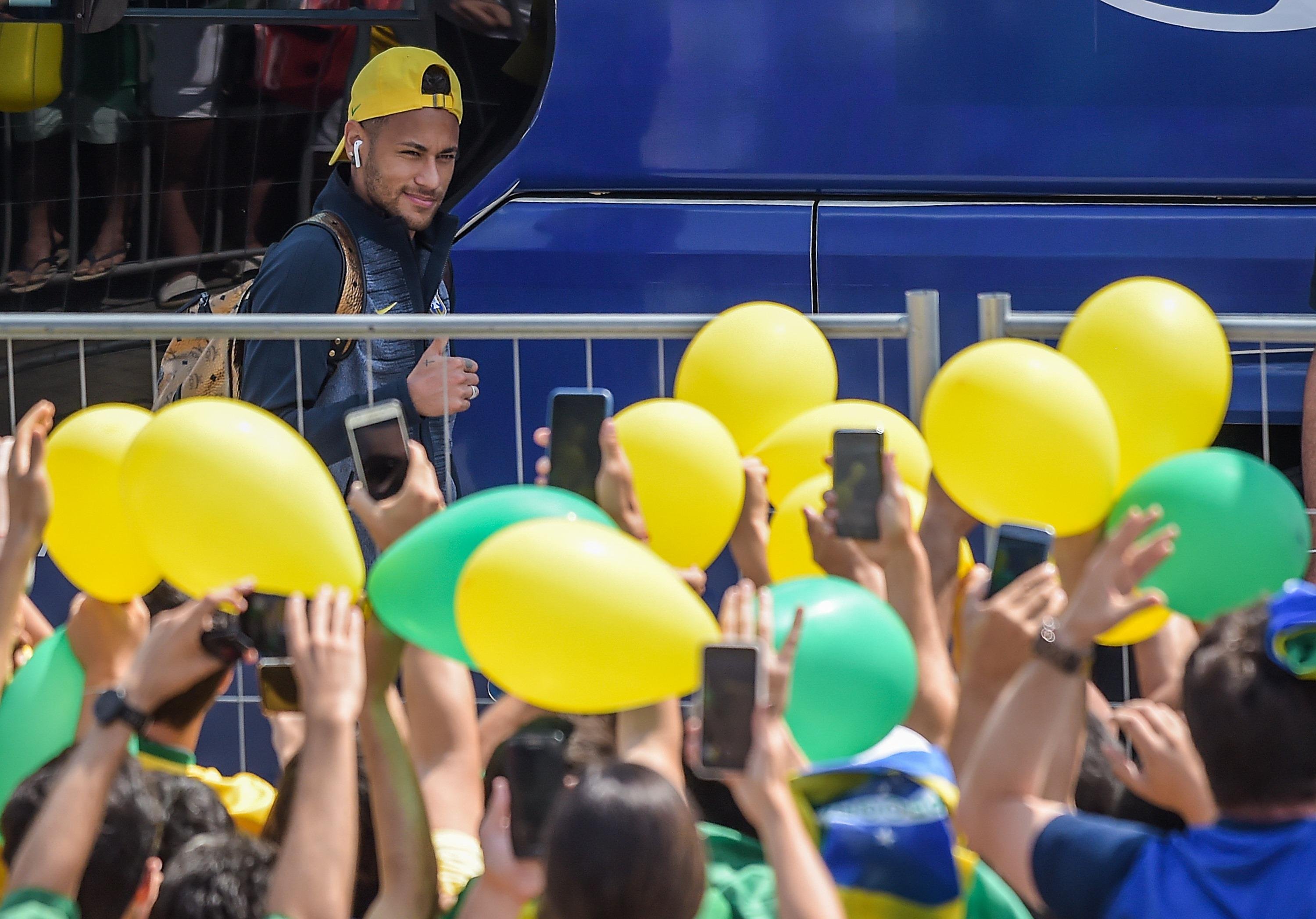 Neymar recebeu apoio da torcida na chegada em Kazan