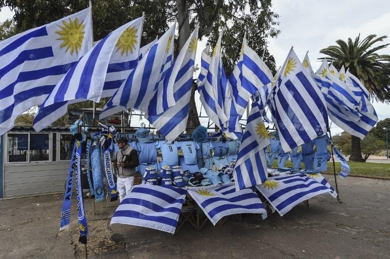 Bandeiras uruguaias &agrave; venda em Montevid&eacute;u