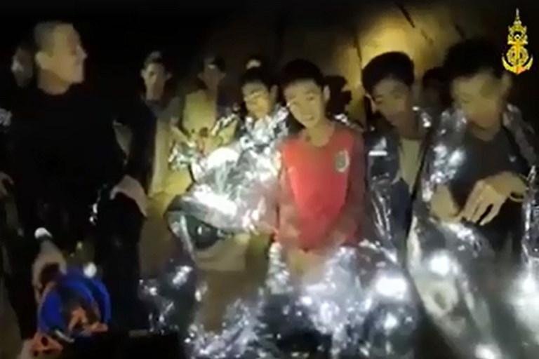 Meninos presos em caverna inundada na Tail&acirc;ndia est&atilde;o com "boa sa&uacute;de"