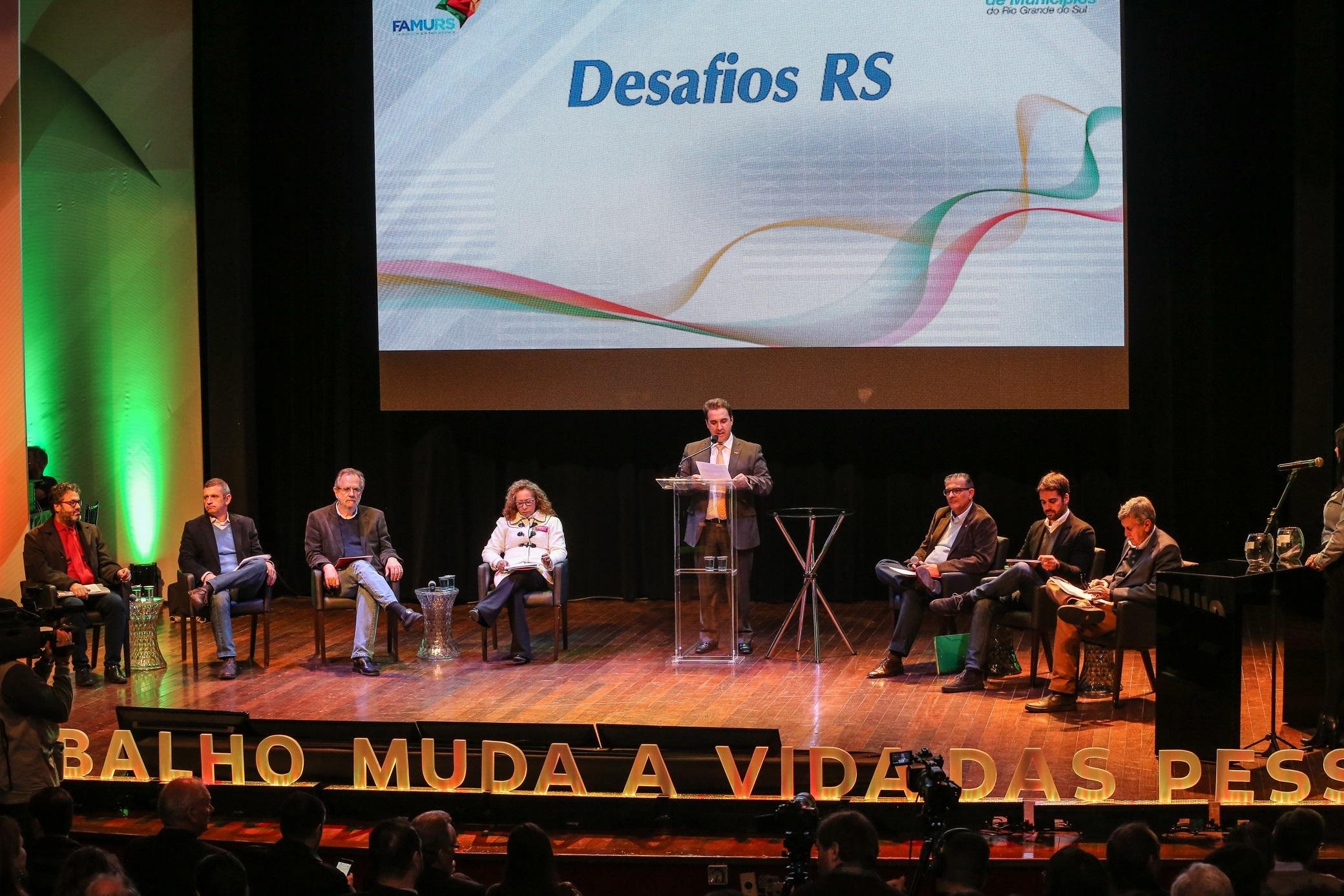 Pr&eacute;-candidatos compuseram painel da Famurs nesta quinta-feira
