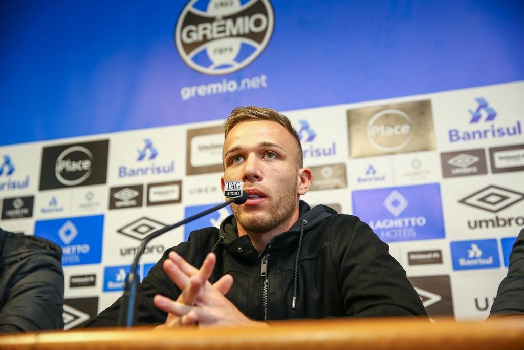  	Arthur n&atilde;o confirmou a concretiza&ccedil;&atilde;o da negocia&ccedil;&atilde;o e o dia da viagem, mas se despediu do Gr&ecirc;mio