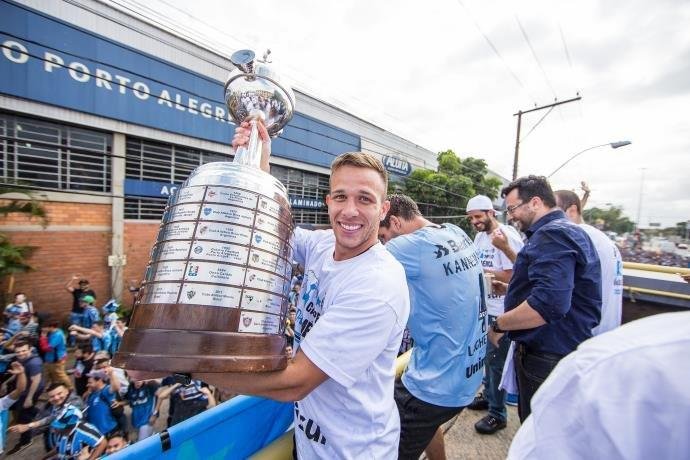 Volante teve o &aacute;pice vestindo a camisa do Tricolor em 2017 e sagrando-se campe&atilde;o da Libertadores