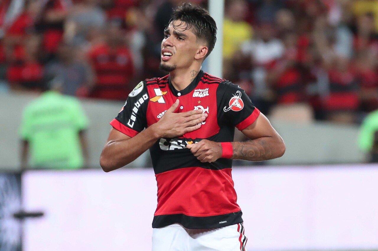 Carro de Paquet&aacute; explode, mas jogador do Flamengo escapa ileso: "Apenas um susto" 