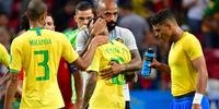 Henry consola Neymar após a partida
