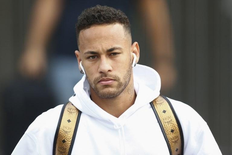 Neymar deixa o hotel da Sele&ccedil;&atilde;o em Kazan