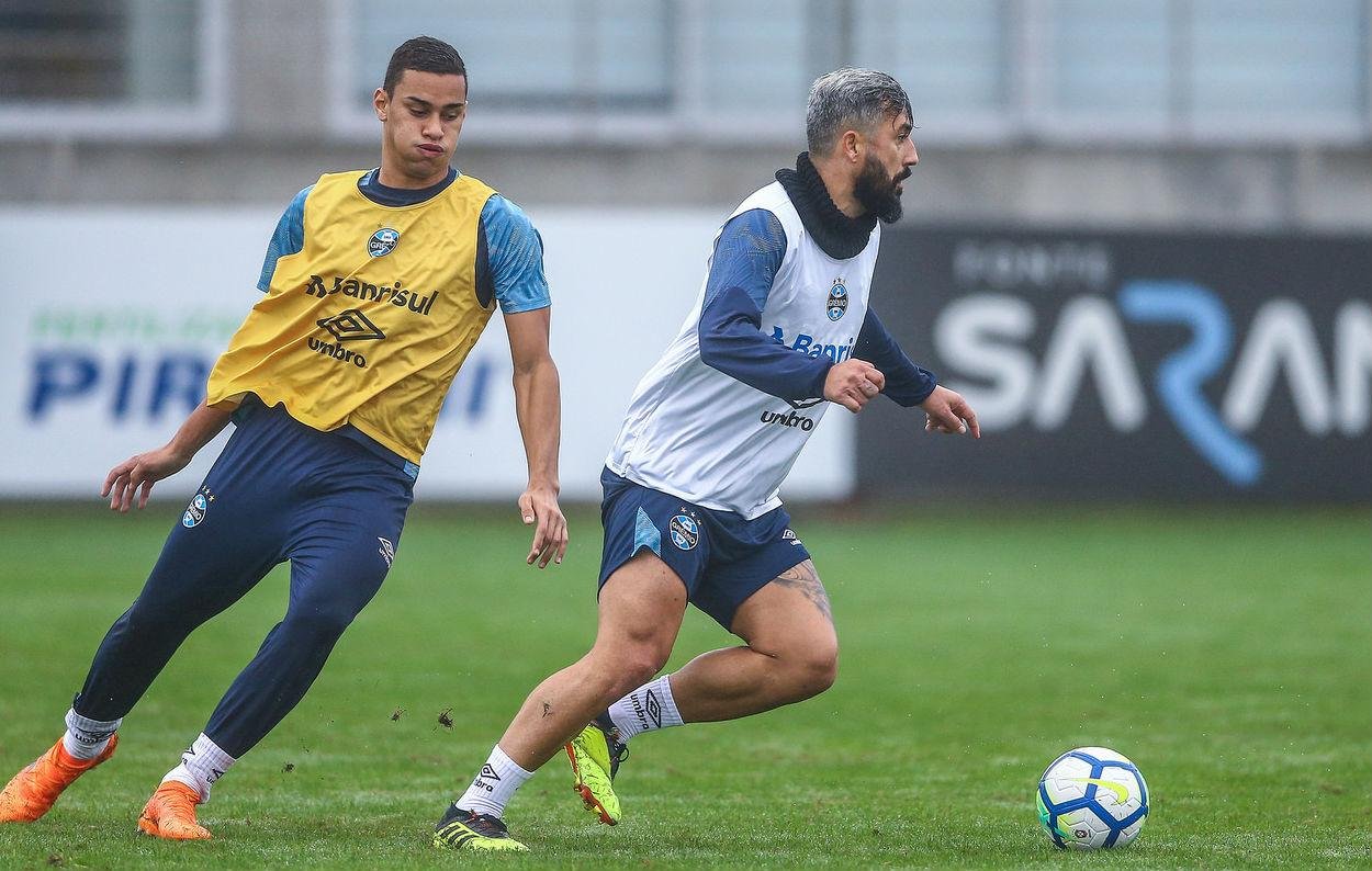 Douglas pode voltar a atuar entre os profissionais
