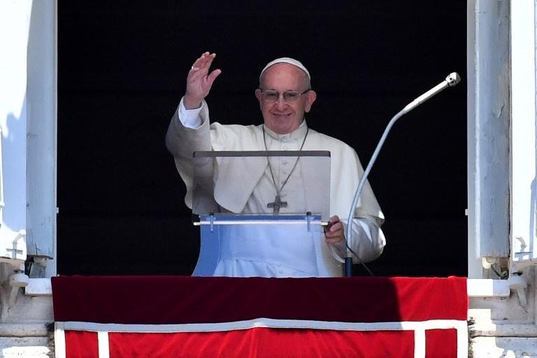Durante ora&ccedil;&atilde;o, papa Francisco consola brasileiros