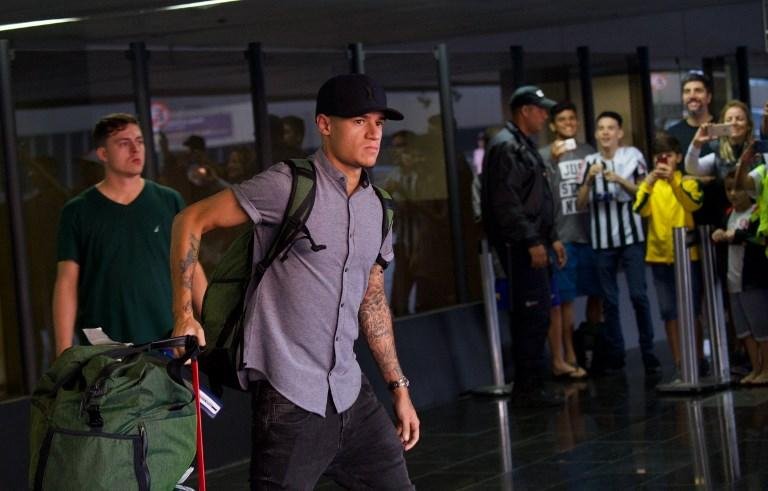 Coutinho conversou com a torcida durante desembarque