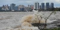 Vento provocou ondas no Guaíba