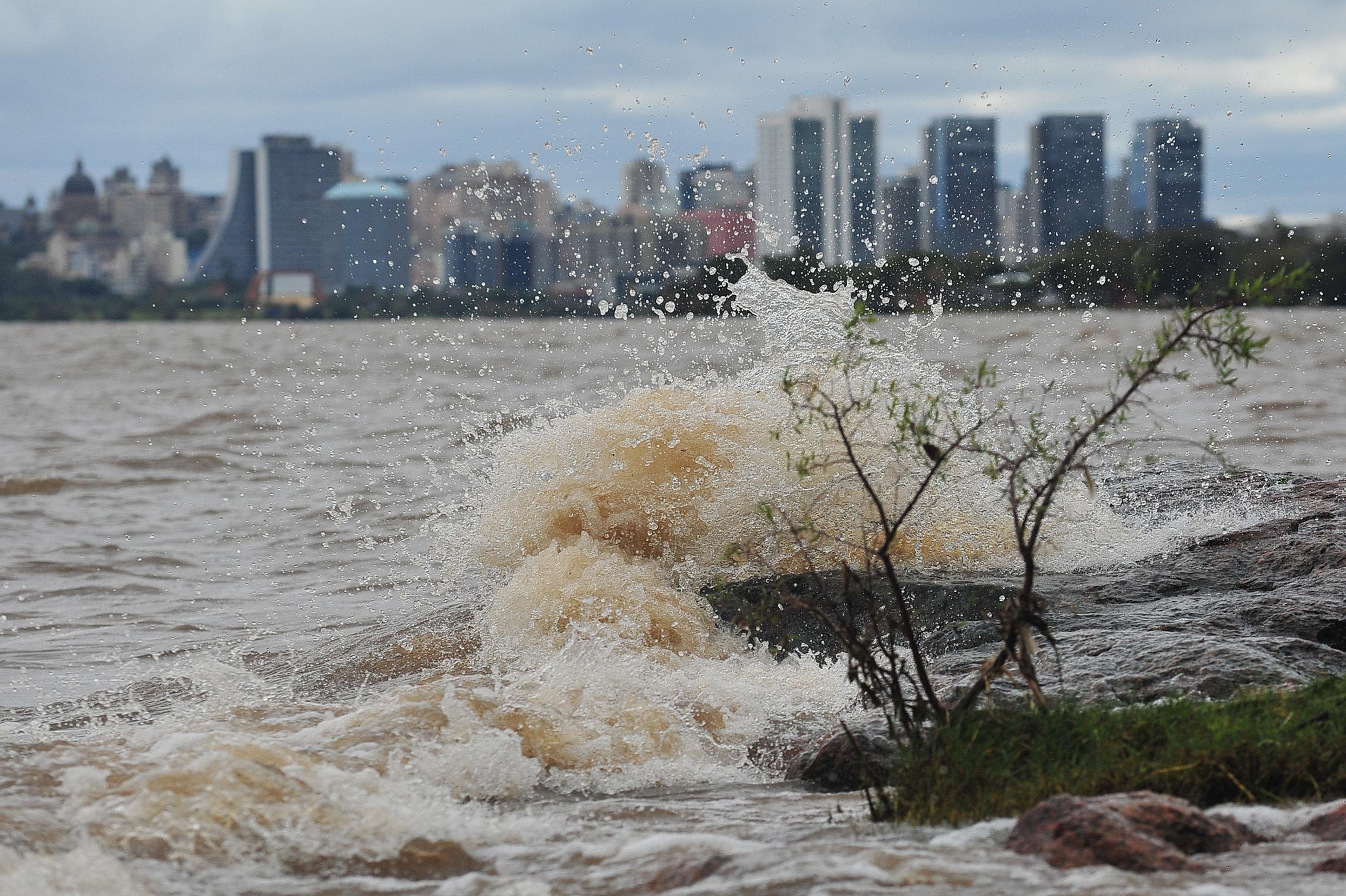 Vento provocou ondas no Gua&iacute;ba