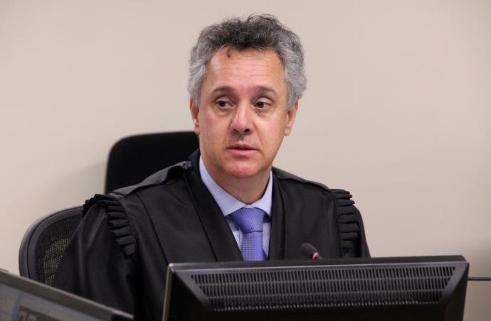 Jo&atilde;o Pedro Gebran Neto tomou a decis&atilde;o ap&oacute;s o conflito entre o desembargador Rodrigo Favreto e o juiz S&eacute;rgio Moro