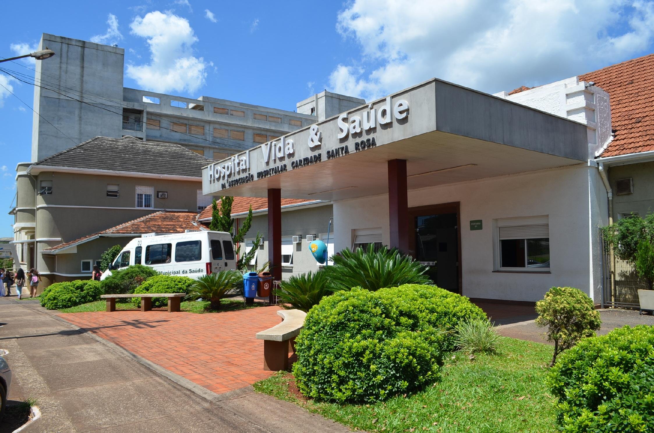 Estrutura est&aacute; sendo erguida ao lado do Hospital Vida & Sa&uacute;de
