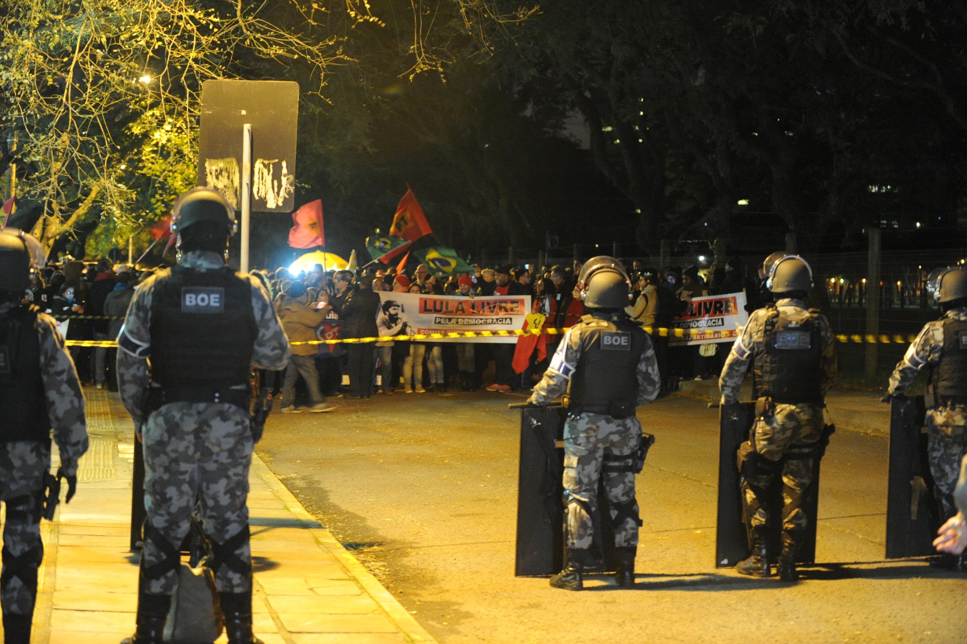 Manifestantes pediram liberdade de Lula em frente ao TRF4