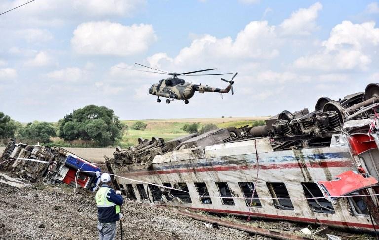Aumenta para 24 o n&uacute;mero de mortos em descarrilamento de trem na Turquia