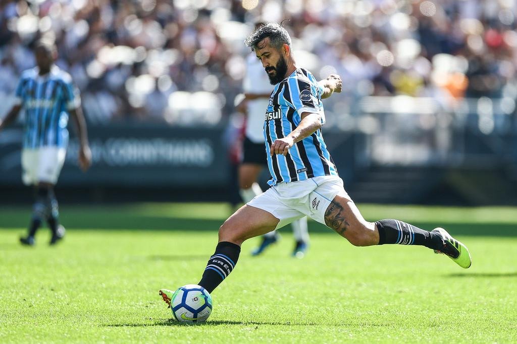 Douglas recebeu elogios e garantia de oportunidades de Renato Portaluppi