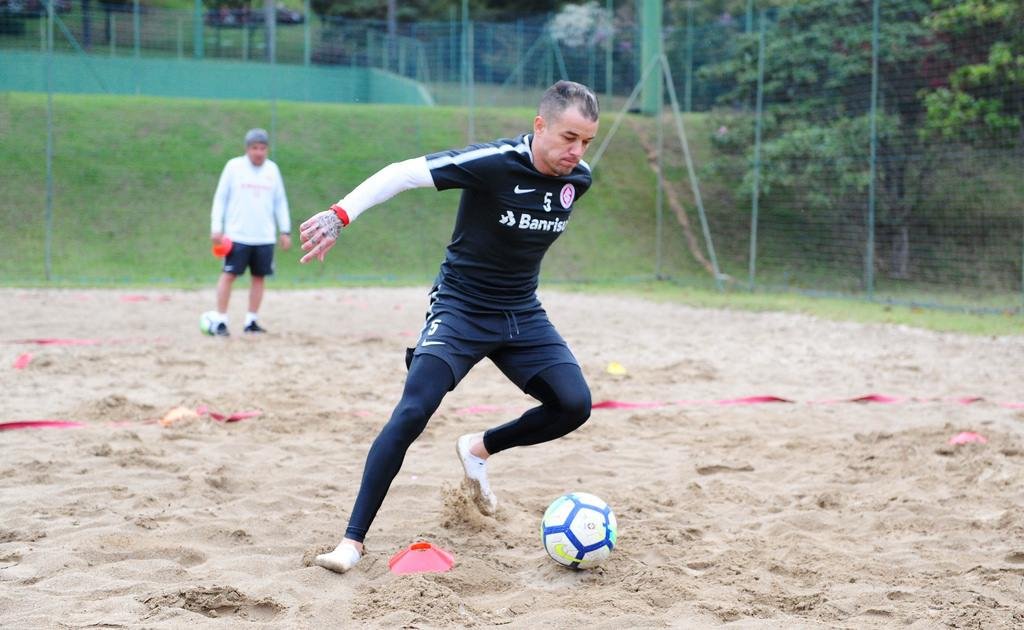 D&acute;Alessandro fez exerc&iacute;cios na caixa de areia em Atibaia