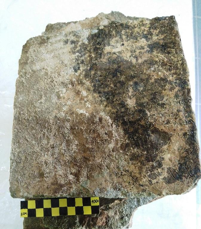Encontrado na Gr&eacute;cia trecho da Odisseia gravado em placa antiga