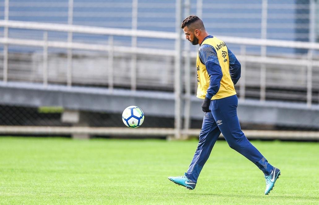 Maicon tem chances de atuar contra o Atl&eacute;tico-MG na volta do Brasileir&atilde;o 