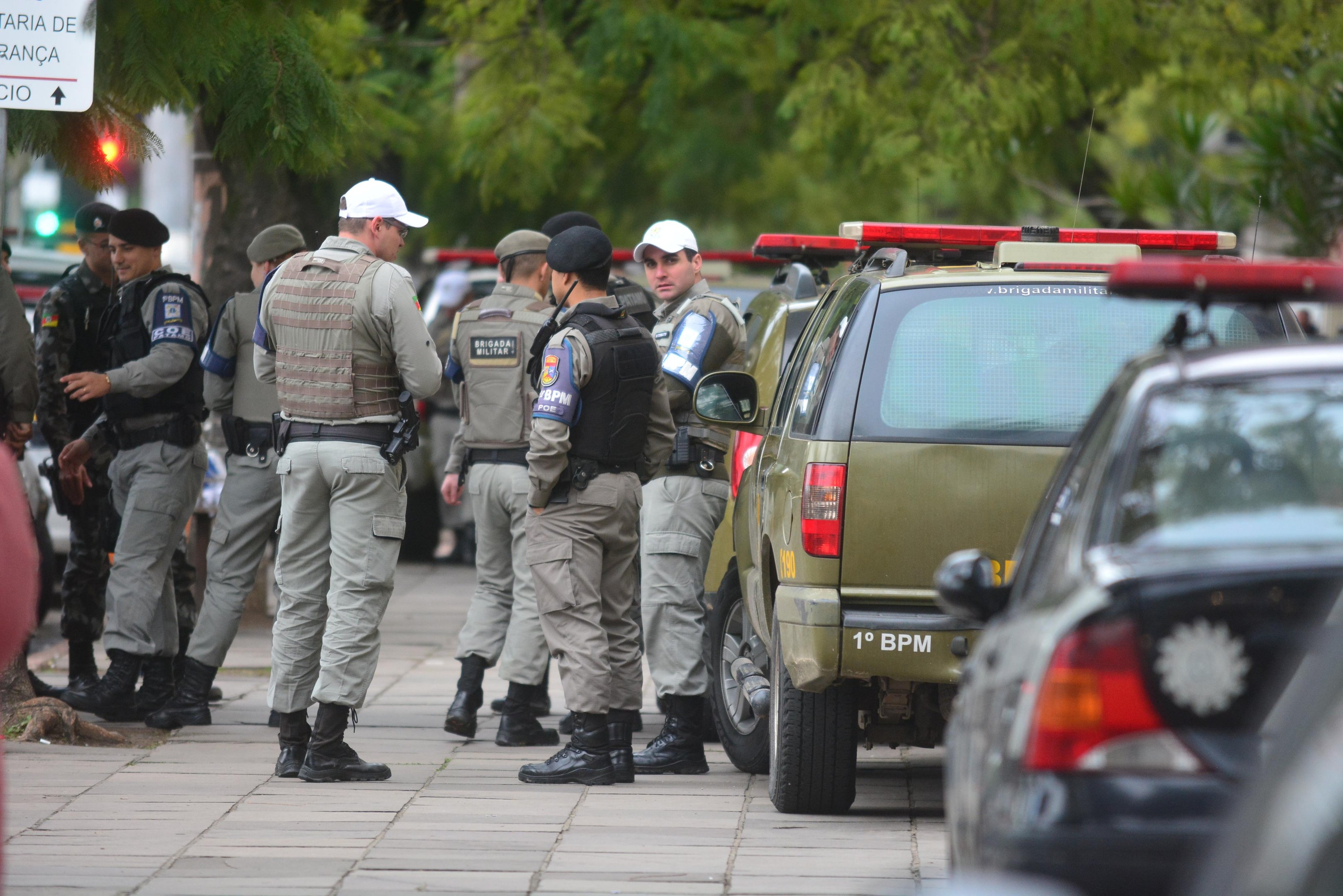 Policiais militares realizam a cust&oacute;dia de detentos, que aguardam vagas no sistema prisional
